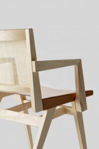 drewniane-krzeslo-dorotheap-z-podlokietnikami990.jpg