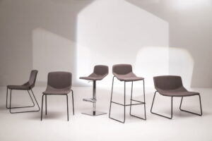 hoker-metalowy-tapicerowany-formula80-stool-h65-fabric-idealne-do-jadalni-import-wlochy518.jpg