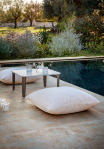 Designerski stolik kawowy Push do ogrodu z blatem z efektem marmuru