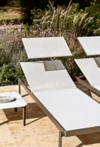 Designerski leżak ogrodowy push z osłonką przed słońcem
