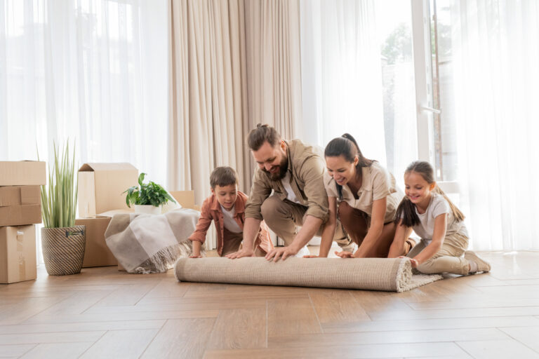 Rodzina rozkłada dywan